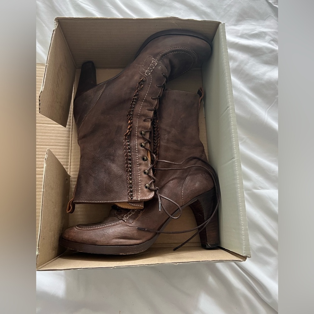 Frye boots Women sized 10 Bella Hi Flower Fringe Brown